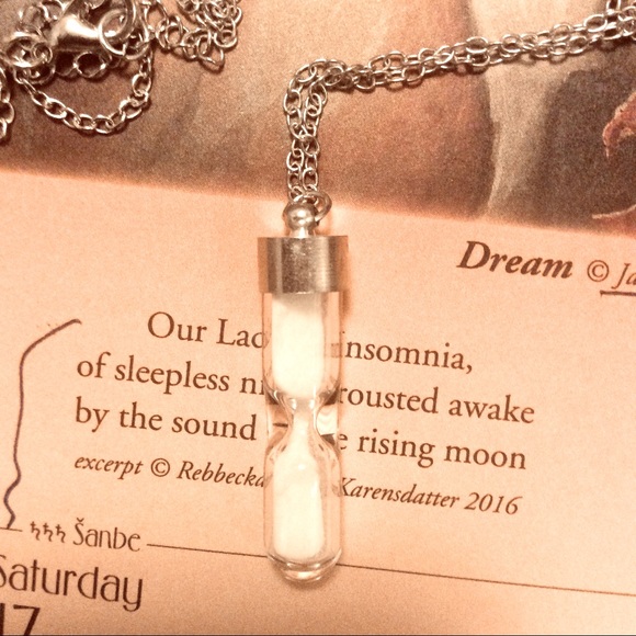 Sands of time running out: hourglass timer charm necklace unisex silver tone - Picture 1 of 5